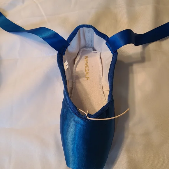 Wewesale Pointe Shoe Size 4 - Picture 3 of 3